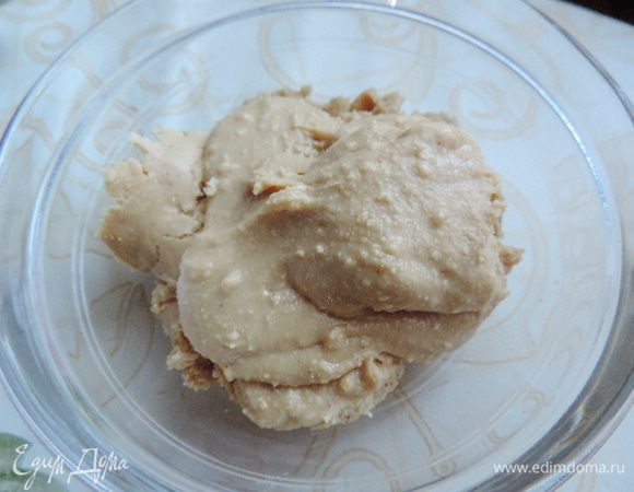 Если у вас нет возможности купить готовую арахисовую пасту (не масло!), приготовим ее сами. Нам понадобится приблизительно 100 г обжаренного очищенного арахиса и щепотка соли.

Помещаем арахис в кофемолку, мельничку, блендер и измельчаем до тех пор, пока орехи не начнут выделять масло и не превратятся в густую, практически однородную, пасту. Оставляем до востребования.