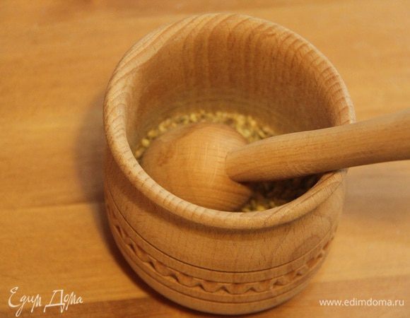 Кориандр растолочь в ступке. 
Соединить все специи: кориандр, прованские травы, чёрный перец крупного помола, мускатный орех.