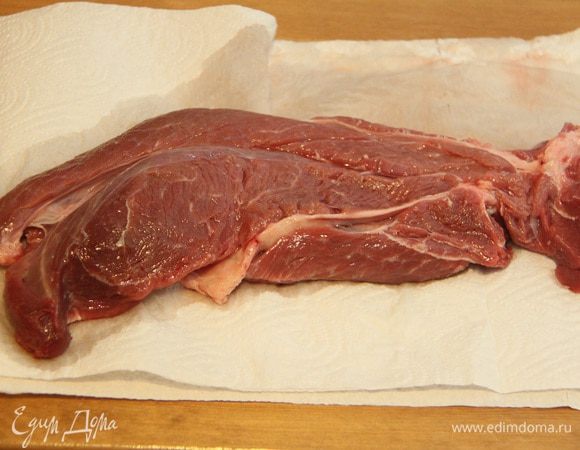 Мясо вымыть, обсушить с помощью полотенца.