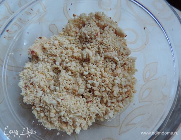 Арахис для глазури измельчаем в крошку. Но не слишком мелко, кусочки должны ощущаться в глазури. Оставляем до востребования.