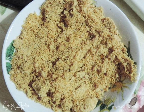 Остывшую массу поломать на кусочки и смолоть в блендере до состояния мелкой  крошки. В идеале нам надо было бы добиться пасты как и из арахиса, но я поняла, что мой блендер сгорит раньше, поэтому ограничилась мелкой крошкой :-)

В ингредиентах будет указано пралине. Это и есть приготовленная нами крошка. Отмеривайте каждый раз необходимое количество из общей массы.