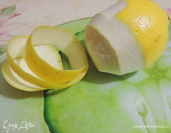 Для приготовления курда нам понадобиться выжать сок примерно из двух крупных лимонов. С половинки одного из них предварительно срезаем лентой цедру.