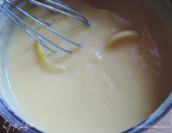 Варим постоянно помешивая. Наш курд должен закипеть, начать булькать и хорошо загустеть. Густота примерно жирных сливок.