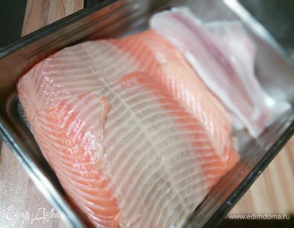 Лосось, лососевая форель - не важно, важно, что эта рыба розовых сортов. Белая рыба тоже может быть разной (у меня пангазиус). Рыбу разделайте на филе, тщательно избавьтесь от косточек. 