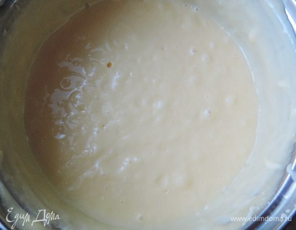 Снимаем курд с огня. Добавляем предварительно замоченный в 1,5 ст.л. воды и набухший желатин (у меня порошковый) и размешиваем до однородности. Остудить до 38 градусов (хорошо теплый). Добавить размягченное сливочное масло и взбить блендером до однородности.