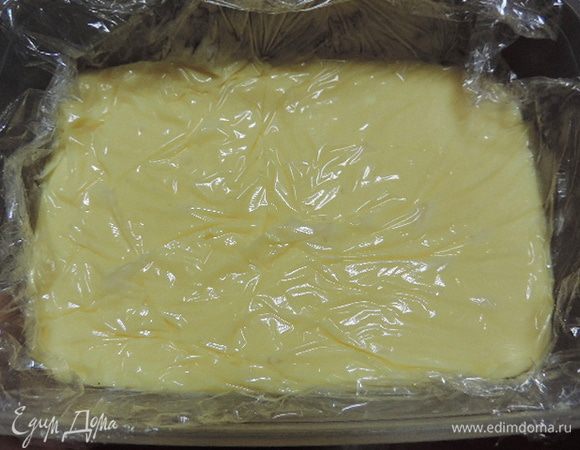 Перекладываем к контейнер и закрываем пищевой пленкой в контакте с поверхностью. Убираем в холодильник до полного застывания курда. В идеале сделать курд с вечера и убрать его на ночь в холодильник.