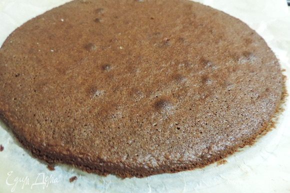 Пока курд остывает, испечем бисквит. Он аналогичный бисквиту из этого рецепта http://www.edimdoma.ru/retsepty/70561-tort-muss-tri-shokolada. Я не стала повторятся, там все очень подробно расписано. Форма 23 см. Штрейзель в данном случае нам не нужен.