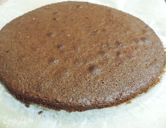 Пока курд остывает, испечем бисквит. Он аналогичный бисквиту из этого рецепта http://www.edimdoma.ru/retsepty/70561-tort-muss-tri-shokolada.
Я не стала повторятся, там все очень подробно расписано. Форма 23 см. Штрейзель в данном случае нам не нужен.