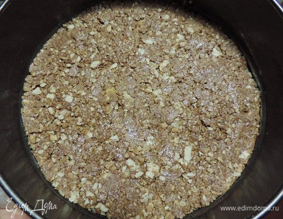 Для приготовления кранча можно взять воздушный рис (22г). Его я заменила вафельной крошкой. Причем советую для крошки взять вафельные трубочки или конусы, у них структура плотнее и вафли дольше останутся хрустящими.
Смешиваем вафельную крошку, пралине и растопленный молочный шоколад. перемешиваем до однородности. Плотно утрамбовываем в форму 23 см, дно предварительно выстилаем пергаментом и убираем на холод, чтобы шоколад затвердел.