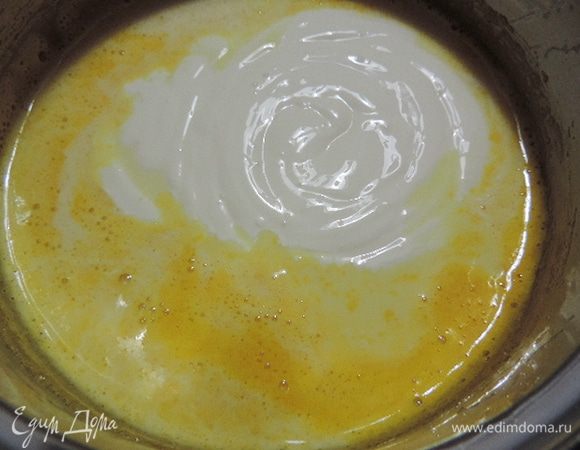 Желтки смешиваем с сахаром и ванилином до однородности. Мне понадобилось ровно 3 шт от крупных яиц. Вливаем молоко и сливки (150г). Если вы хотите сэкономить жирные сливки, можете вместо молока и сливок взять 300г сливок 15-20% жирности :-)