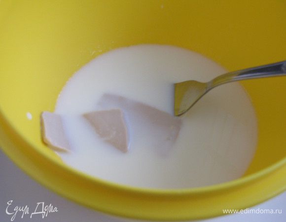 Приготовить опару. Для этого в теплом молоке растворить дрожжи.