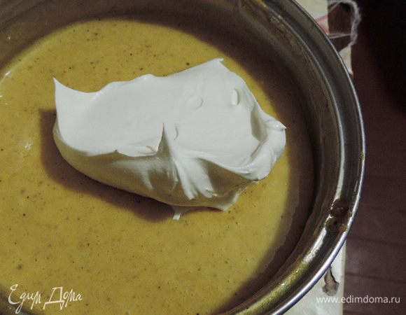 В три приема добавляем сливки к заварной основе, аккуратно перемешивая лопаткой.