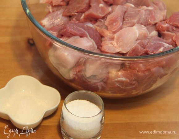Мясо, оба вида, перемешать и добавить соль и сахар.