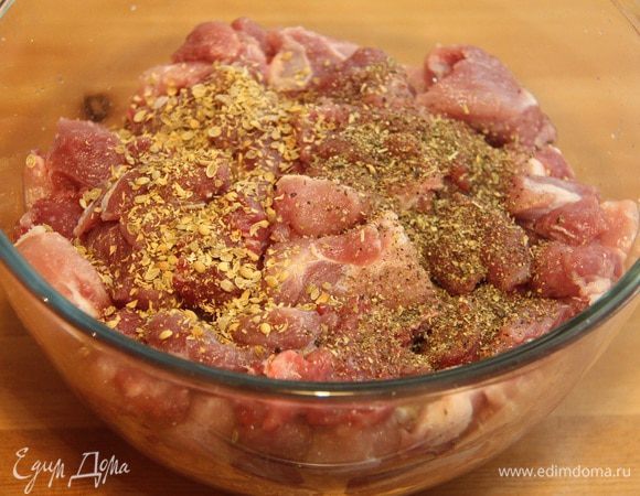 Добавить половину порции специй, перемешать.