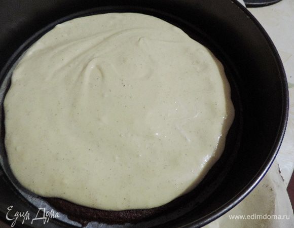 Теперь можно приступить ко второму этапу сборки. Корж вместе с пергаментом, на котором он выпекался, кладем в разъемную форму 24 см диаметром. Бисквит нужно отцентрировать, чтобы расстояние до стенок формы было одинаковым. Смазываем его сверху небольшим слоем мусса. 