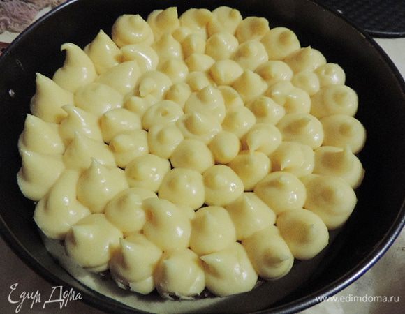 Кладем сверху заготовку с замороженным курдом вверх.