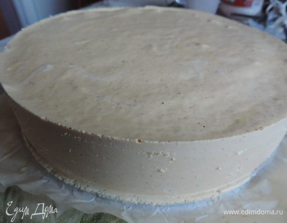 Чтобы благополучно извлечь замороженный торт из формы, немного прогрейте ее бока при помощи фена, только не переусердствуйте с нагреванием! Сможете легко снять кольцо, не повредив мусс.