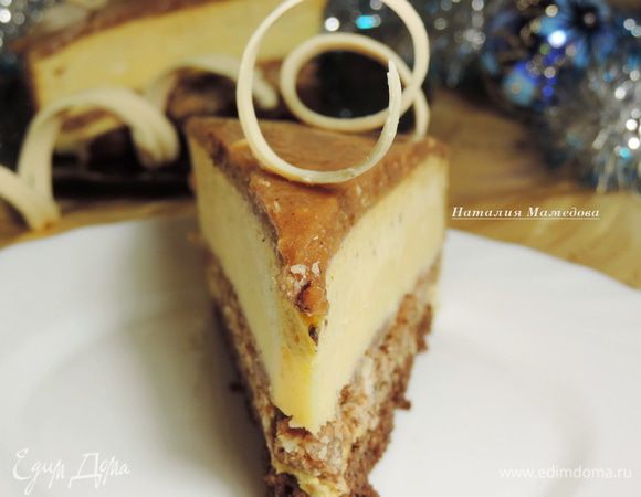 Вот такой наш торт в разрезе. У меня из украшения просто спиральки из белого шоколада.