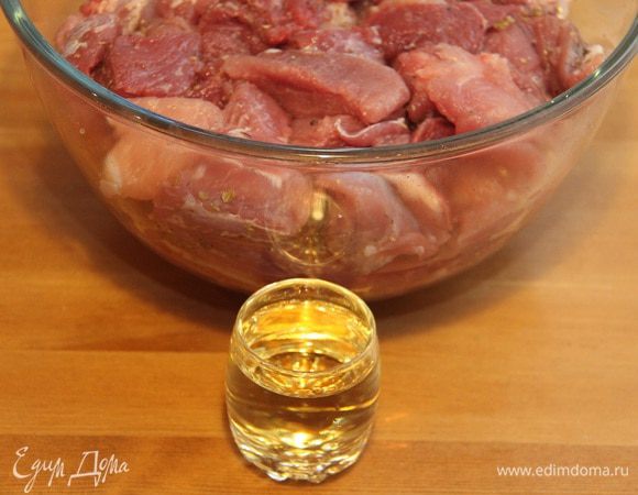 Влить рюмку коньяка (у меня коньяка не было, я использовала анисовый шнапс). Перемешать. Накрыть ёмкость пищевой плёнкой и убрать в холодильник мариноваться на сутки-полтора.