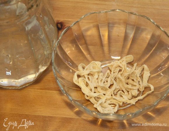 Для колбасы понадобится черева. Совершенно случайно встретила в продаже в супермаркете свиную череву. Вот такая она: похожа на сушёные кальмары, вся в соли. Действуем по инструкции на упаковке: замочить в воде на 30-40 минут.