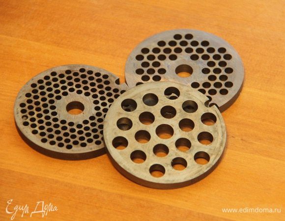 Мясо замариновалось, осталось нарезать его на мелкие кусочки или прокрутить через мясорубку. На фото для сравнения три насадки, я использовала насадку с самыми большими отверстиями!