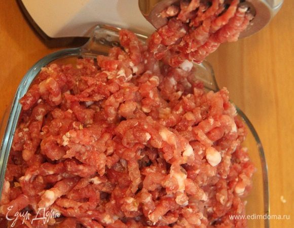 Мясо прокрутить на мясорубке с самой крупной решёткой.