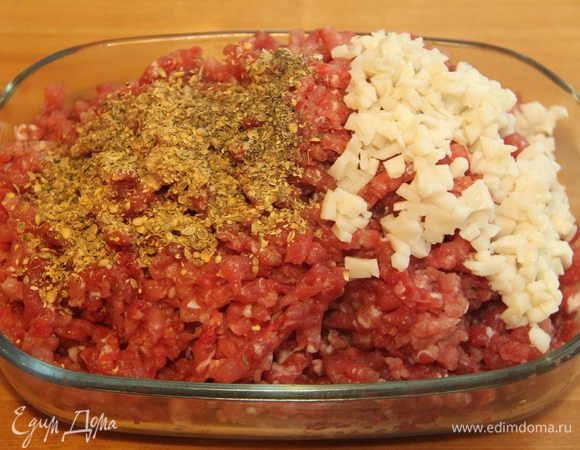 Солёное сало порезать мелким кубиком. Смешать мясо, сало и оставшуюся половину специй. 