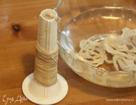 Подготовленную череву надеть на насадку для приготовления колбасы (у меня такие насадки в комплекте с мясорубкой), кончик завязать узелком.