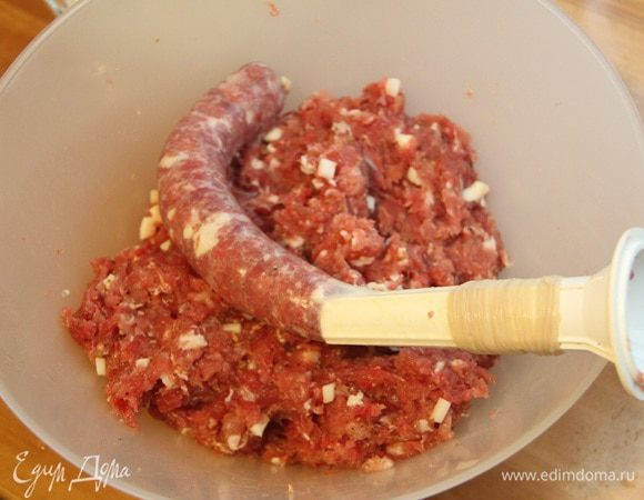 Начинить череву фаршем достаточно плотно. Другой конец также завязать узлом.