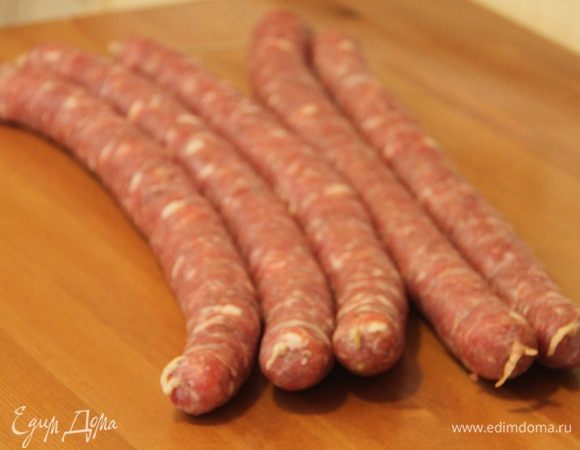 К концу колбасы привязать кулинарную верёвку и повесить вялиться в укромное место.