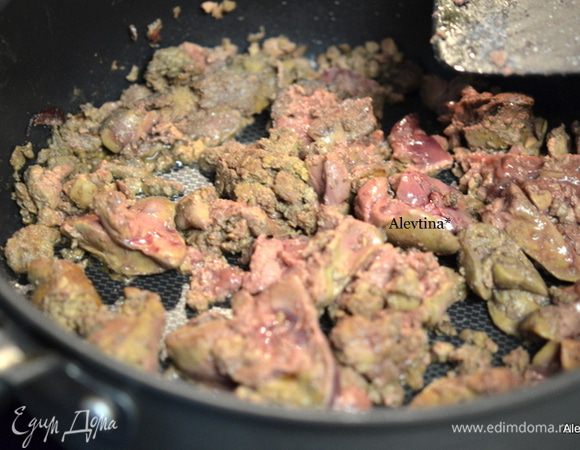 Разогреть на сковороде оливковое масло, обжариваем куриную печень несколько минут до готовности. Посолить.
