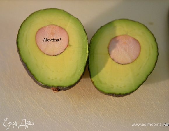 Листья салатные смесь выложим в емкость и смешаем, очистим авокадо от кожуры и ядра, разрежем на дольки.