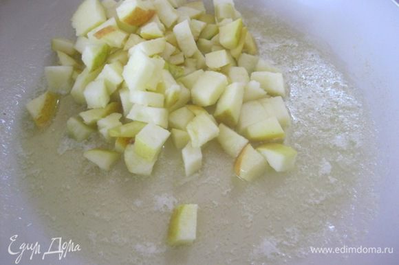 В сковороде растопить сливочное масло, выложить нарезанные яблоки. Тушить пару минут, до появления сока.