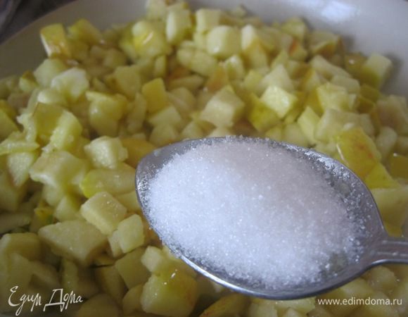 Добавить сахар, тушить еще пару минут.
Начинку остудить.