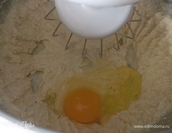 Добавлять по одному яйцу, хорошо взбивая после каждого.