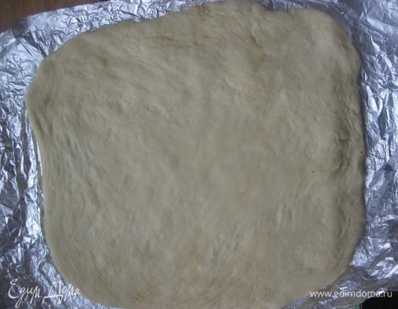 Тесто разделить на две равные части, каждую часть раскатать в небольшой квадрат.