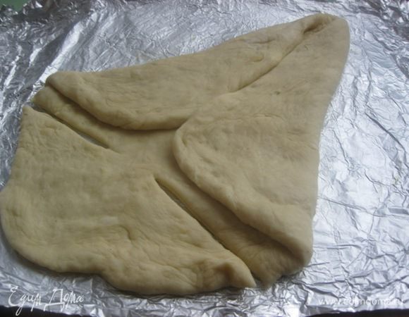 Надрезать тесто по низу треугольника.