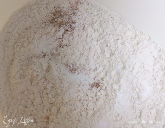 Смешать муку с разрыхлителем и специями.