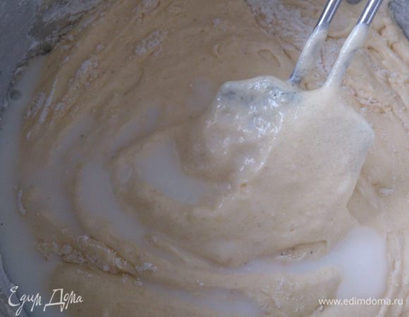 Всыпать муку в масляную смесь, чередуя с молоком.  