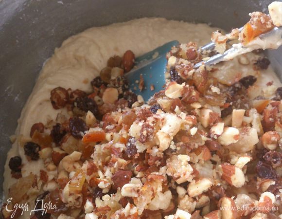 Добавить цукаты и орехи, хорошо перемешать.