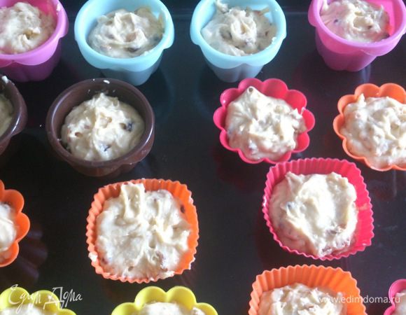 Формочки смазать масло и выложить тесто на 2/3 формы. Выпекать при 170*С 20-30 минут в зависимости от размера формочек.