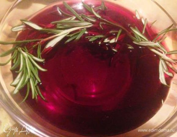 Для маринада смешать вино, уксус, 3 веточки тимьяна - только листики, без веточек (у меня в этот раз розмарин, но рекомендую именно тимьян), посолить.
Положить перепелов в маринад и поставить в холодильник на 1 час.