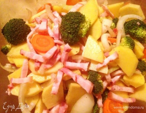 Картофель, морковь, лук почистить. 
Картофель и морковь нарезать кружочками, лук кубиками.
Бекон полосочками.
Все соединить вместе, добавить брокколи (если замороженная - можно не размораживать). 
Посолить, поперчить по вкусу и перемешать.