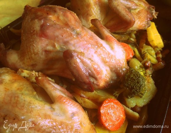 ПЕРЕПЕЛОВ ВАЖНО НЕ ПЕРЕСУШИТЬ!!! (ориентируйтесь по своей духовке).
Как только перепела готовы (если выделяется светлая жидкость при протыкании ножом) - их нужно достать из духовки! Если овощи не пропеклись - перемешать их, при необходимости накрыть фольгой и запекать до готовности. Бекон придаст овощам сочность и пикантность.

Приятного аппетита!