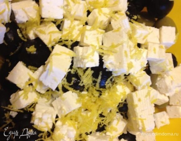 Нарезать кубиками фету, натереть цедру лимона, добавить чеснок гранулированный (я потерла 2 маленьких зубчика чеснока), сбрызнуть лимонным соком, добавить оливковое масло. Все хорошо перемешать.