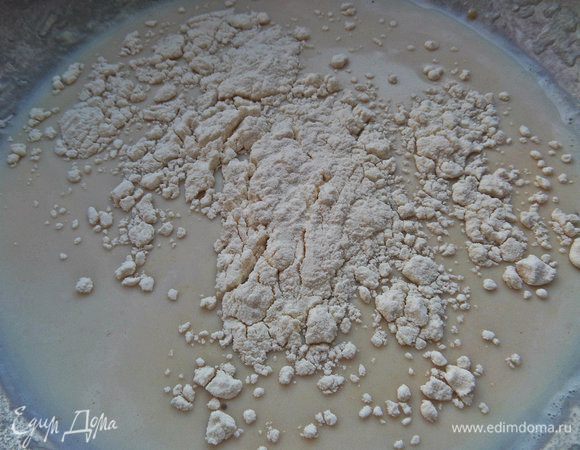 Разводим дрожжи в тёплом молоке с сахаром и немного муки. Я не умею переводить сухие дрожжи в живые, взяла 15 г свежих.