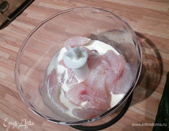 Белую рыбу нарежьте на кусочки и положите на 30 мин. в морозилку, затем взбейте  в блендере вместе с ледяным сливками. Посолите, поперчите и добавьте хрен. Красную рыбу посолите, поперчите и сбрызните соком лимона. 