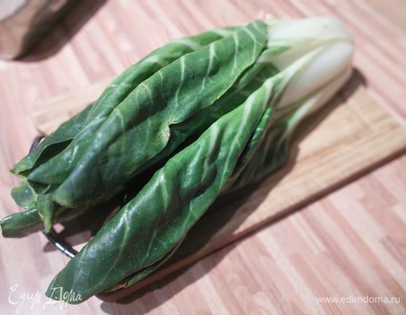 Тем временем вымойте мангольд, отрежьте белое, плотное основание. 