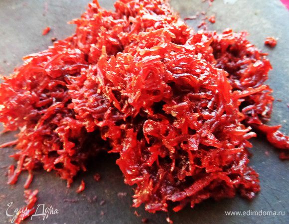 Свёклу отварить, остудить и натереть мелко.