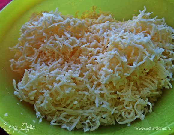 Сыр тоже мелко натереть.